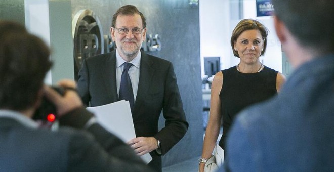 Fotografía facilitada por el PP del jefe del Ejecutivo en funciones y presidente del partido, Mariano Rajoy, y la secretaria general, María Dolores de Cospedal, a su llegada esta mañana a la reunión del Comité de Dirección del Partido Popular. EFE/Tarek