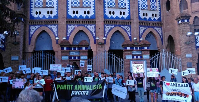 La protesta frente a la plaza de toros de la Monumental.