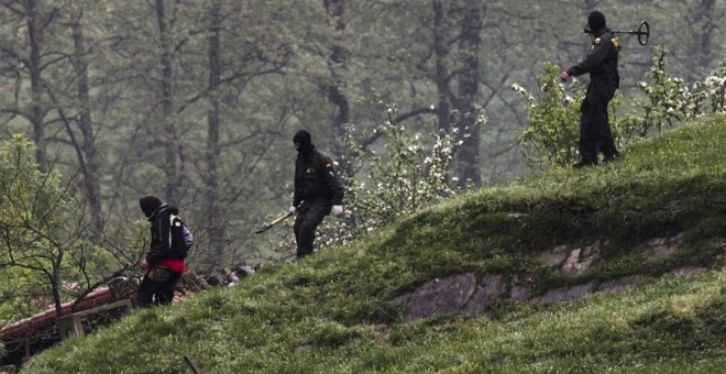 Supuestos miembros De ETA Inspeccionan la zona del Caser de Legorreta. REUTERS