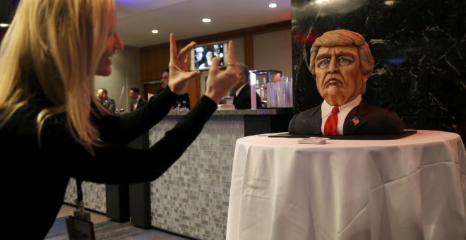 La cara de Donald Trump en una tarta durante la noche electoral en Nueva York. / REUTERS