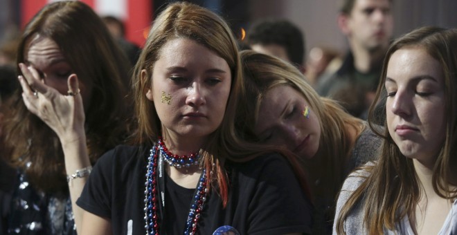 Simpatizantes demócratas en Nueva York muestran su desánimo tras la derrota de su candidata Hillary Clinton en las elecciones en EEUU. REUTERS/Adrees Latif