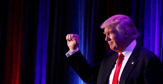 El elegido presidente de los EEUU, Donald Trump, saluda a sus simpatizantes a su llegada al hotel Hilton Midtown, en Manhattan, para celebrar los resultados de las elecciones presidenciales. REUTERS/Andrew Kelly