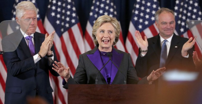 Hillary Clinton, junto a su marido, el expresidente Bill Clinton y el candidato a la vicepresidencia Tim Kaine, en su mensaje a sus seguidores tras la derrota frente a Donald Trump en las elecciones presidenciales en EEUU. REUTERS/Carlos Barria