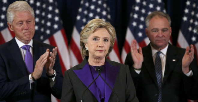 Hillary Clinton, junto a su marido, el expresidente Bill Clinton y el candidato a la vicepresidencia Tim Kaine, en su mensaje a sus seguidores tras la derrota frente a Donald Trump en las elecciones presidenciales en EEUU. REUTERS/Carlos Barria