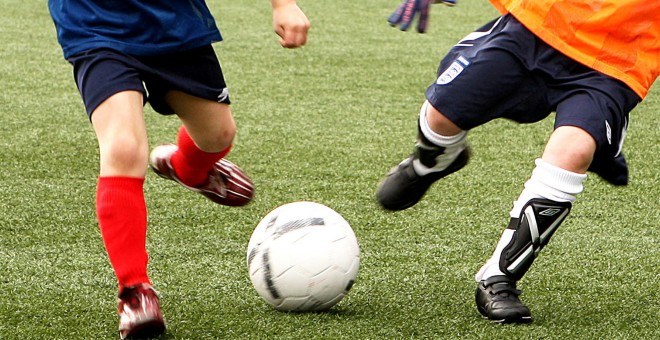 Niños jugando a fútbol