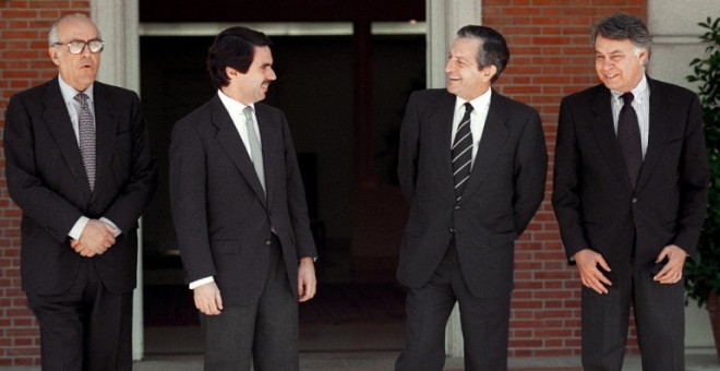 En 1997, en Madrid, sucedía esta instantánea del entonces presidente del Gobierno, José María Aznar, con los anteriores presidentes constitucionales, Leopoldo Calvo Sotelo, Adolfo Suárez y Felipe González, en el Palacio de la Moncloa.