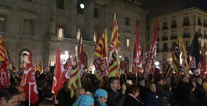 Manifestantes para pedir unos presupuestos sociales frente a Palau de la Generalitat. M.D.