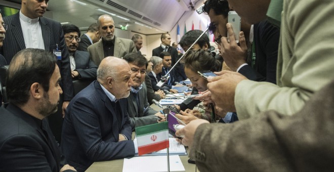 El ministro iraní de Petróleo, Bijan Namdar Zangeneh, atiende a los periodistas en la reunión formal de ministros de petróleo de la OPEP, en Viena (Austria). EFE/Christian Bruna