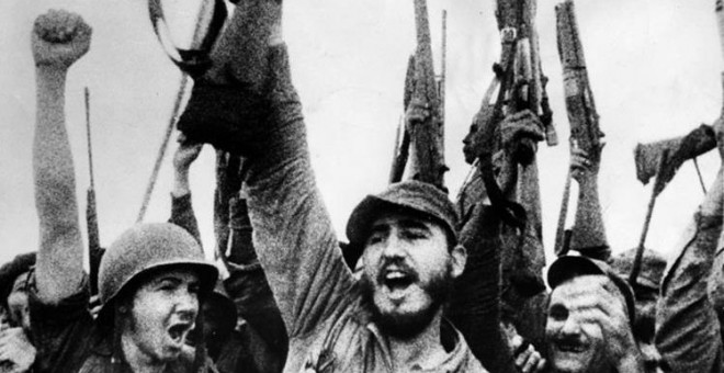 Fidel Castro acompañado de su hermano Raúl celebran la victoria de la Revolución en 1959. (Foto: EFE)