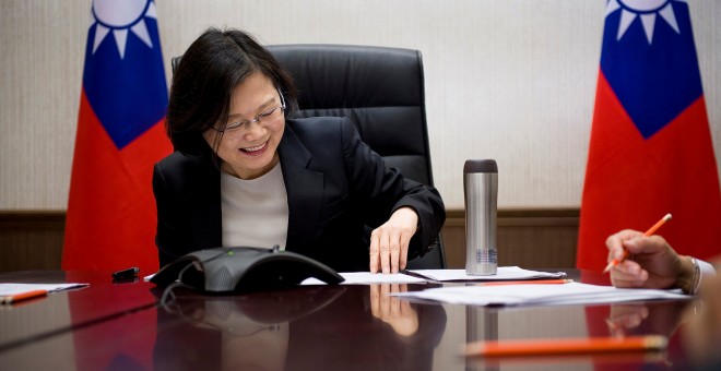 La presidente de Taiwán, Tsai Ing-wen, habla por teléfono con el presidente electo de Estados Unidos, Donald Trump, en su oficina en Taipei.- REUTERS