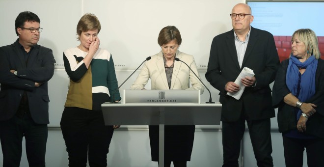 La presidenta del Parlament, Carme Forcadell (c), junto a los miembros la Mesa del Parlament Joan Josep Nuet (i), Anna Simó (2i), Lluís Corominas (2d) y Ramona Barrufet (d), durante la rueda de prensa que han ofrecido después de que el TC les haya notific