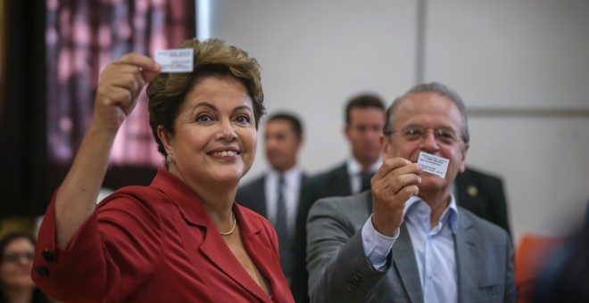 El político brasiileño Tarso Genro, actualmente gobernador del estado de Río Grande del Sur, en una foto de 2014 con la expresidenta Dilma Rousseff. AFP/Jefferson Bernardes