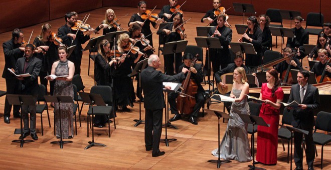 El director William Christie durante un concierto.