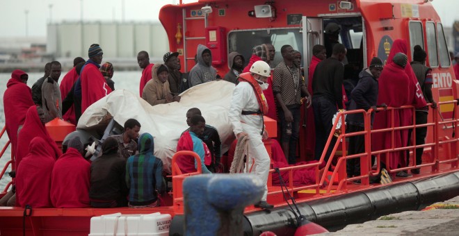 Un grupo de inmigrantes son trasladados por la Cruz Roja al puerto de Málaga el pasado día 3. /REUTERS