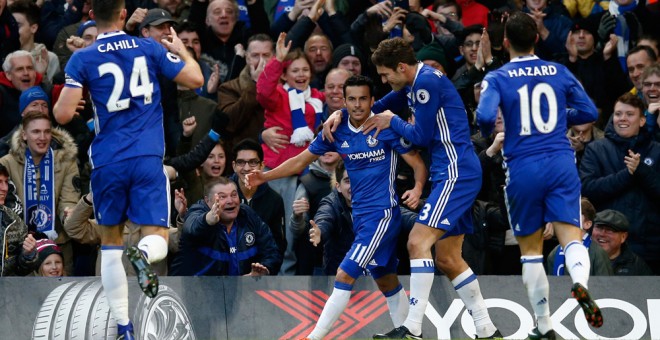 Pedro celebra su primer gol con sus compañeros del Chelsea ante el Bournemouth. /REUTERS