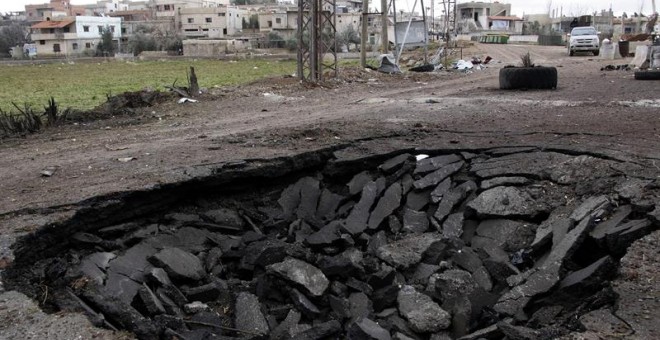 El atentado con coche bomba se ha producido cerca del cruce de la aldea de Beit Jin cerca de la ciudad de Sa'sa, en el lado occidental de la provincia de Damasco. La organización terrorista Jabhat al-Nusra se atribuyó la responsabilidad del ataque / EFE /