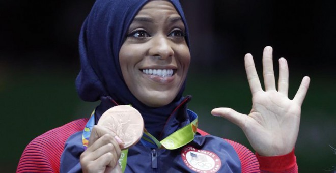 Ibtihaj Muhammad, la primera medallista dels EUA que competeix amb vel. / AP