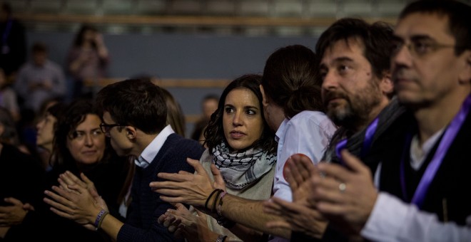 Errejón, Irene Montero, Rafa Mayoral, Pablo Iglesias y Monedero aplauden durante el acto de este domingo en Vistalegre II / JAIRO VARGAS