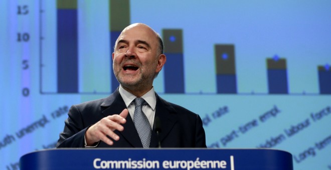 El comisario europeo de Asuntos Económicos Pierre Moscovici durante la rueda de prensa en Bruselas para anunciar las previsiones macroeconómicas de invierno. EFE/OLIVIER HOSLET