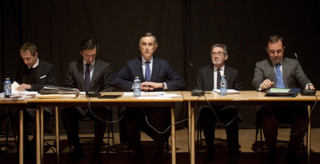 El presidente del consejo de Pescanova, Alejandro Legarda (c), junto al consejero y secretario Leopoldo Fernández (2i) y el consejero saliente Fernando Erce (2d), entre otros, durante la votación de la junta general de accionistas en la que han ratificado