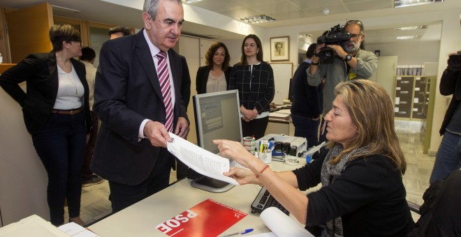 El secretario general del PSOE murciano, Rafael González Tovar, acompañado por los 13 diputados del grupo socialista en la Asamblea General, registra la moción de censura contra el presidente de Murcia, Pedro Antonio Sánchez. EFE/Marcial Guillén