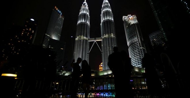 arias personas toman fotografías de las Torres Gemelas de Petronas momentos antes del apagón simbólico con motivo de la 'Hora del Planeta' en Kuala Lumpur (Malasia) hoy, 25 de marzo de 2017. Los principales edificios y monumentos de Pamplona apagarán la l