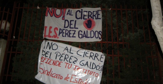 Pancartas colocadas en la fachada del instituto tras el encierro de este jueves.