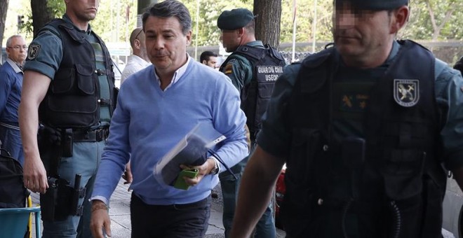 Ignacio González, a su llegada a su despacho para el registro de la Guardia Civil. EFE/Ballesteros