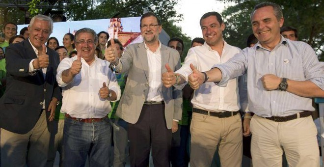 El presidente del Gobierno y del PP, Mariano Rajoy (c), junto a Juan Ignacio Zoido(2i), Juanma Moreno (2d),  Juan Bueno (1d) y Javier Arenas (1i). EFE/José Manuel Vidal