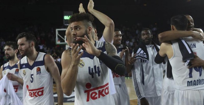 Los jugadores del Real Madrid celebran su victoria contra el Darussafaka Dogus. /EFE