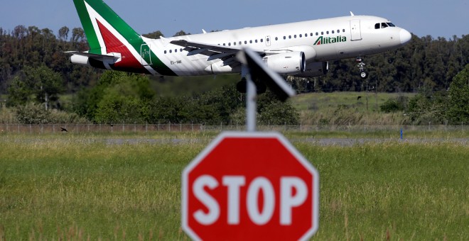 Un avión de Alitalia despega del aeropuerto de Fiumicino en Roma, Italia. REUTERS/Tony Gentile