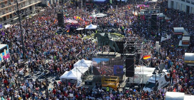 Miles de personas participan en la Puerta del Sol de Madrid en la concentración convocada por Podemos en favor de las mociones de censura contra el jefe del Ejecutivo, Mariano Rajoy, y la presidenta de la Comunidad de Madrid, Cristina Cifuentes. EFE/Emili