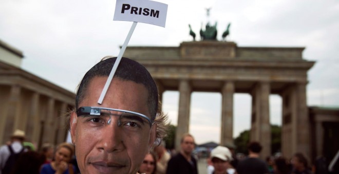 Protesta en Berlín contra la persecución de Edward Snowden tras sus revelaciones sobre la vigilancia masiva de ciudadanos desarrollada por EEUU y sus principales aliados. El programa 'Prism' era una de las bases de ese espionaje. THOMAS PETER/REUTERS