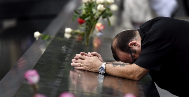 El neoyorquino Rocco diNardo reza ante el monumento a las víctimas del 11-S en el Memorial del 11-S en Nueva York (Estados Unidos). JUSTIN LANE | EFE
