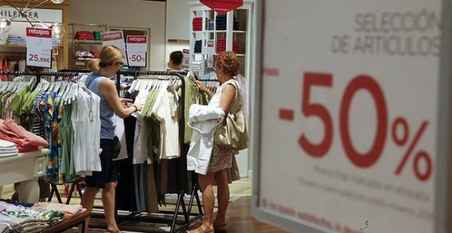 Rebajas De Verano Inditex Y El Corte Ingles Adelantan Las Rebajas Al Viernes 30 De Junio Para No Coincidir Con El Inicio De Las Vacaciones Publico