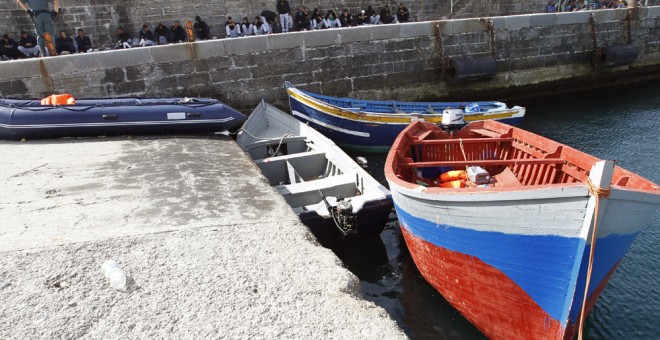 Las pateras donde viajaban los 143 inmigrantes, todos ellos varones, han sido rescatados esta madrugada de dos embarcaciones interceptadas y trasladadas al Puerto de Tarifa (Cádiz). EFE/A. Carrasco Ragel