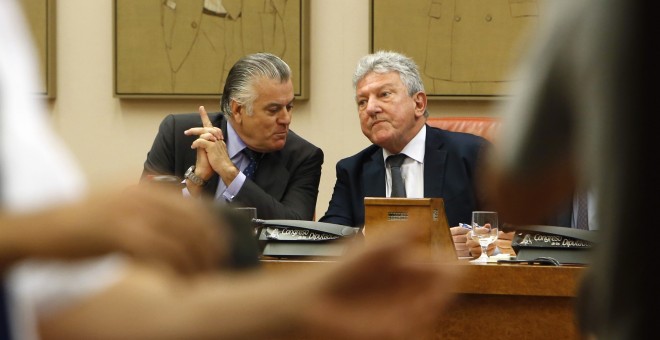 El extesorero del PP Luis Bárcenas, en el Congreso conversa con el presidente de la comisión de investigación de la supuesta financiación ilegal del PP, Pedro Quevedo. EFE/Javier Lizón