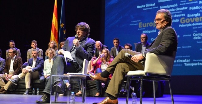 Carles Puigdemont i Artur Mas, durant un acte de partit. / EUROPA PRESS