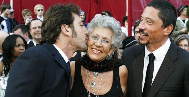 Pilar Bardem, con sus hijos Javier y Carlos. / REUTERS