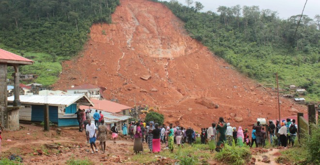 Imagen de uno de los desprendimientos de tierra ocurridos en Regent, Sierra Leona. / REUTERS