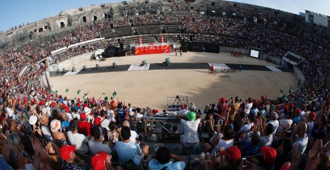 Arranque de la Vuelta a España de Ciclismo en la localidad francesa de Nimes- EFE/Javier Lizón.