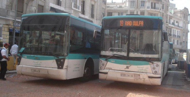 Imagen de dos buses del servicio M'dina Bus en Casablanca. WIKIPEDIA