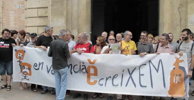 Escola Valenciana s'ha concentrat davant del Tribunal Superior de Justícia Valencià per defensar la llengua valenciana.