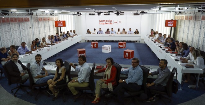 Vista de la reunión de la Comisión Ejecutiva Federal del PSOE en la sede de Ferraz para debatir en plenario la propuesta de los socialistas en relación con la consulta soberanista anunciada para el 1 de octubre. EFE/Emilio Naranjo