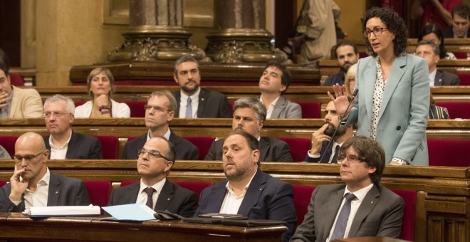 Junts pel Sí y la CUP piden que se debata y vote la Ley del Referéndum, con sólo dos horas de margen para que los grupos presenten enmiendas. En la imagen la portavoz de JxSí, Marta Rovira,detrás, en el momento de hacer la petición. EFE/Marta Pérez