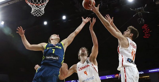 Los jugadores de España Pau Gasol (c) y Juancho Hernangómez ante el jugador de Eslovenia Klemen Prepelic. /EFE