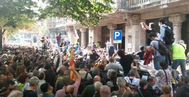 Protesta davant la seu d'Economia i Hisenda. JOEL KASHILA