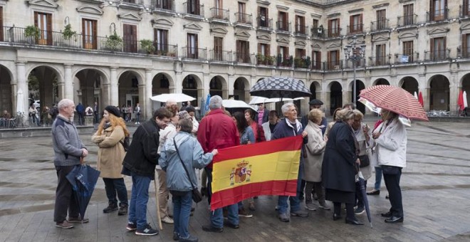 Una treintena de personas se han concentrado frente al Ayuntamiento de Vitoria en respuesta a la convocatoria de la Fundación para la Defensa de la Nación Española en contra del referéndum de Cataluña de mañana. EFE/Adrián Ruiz De Hierro