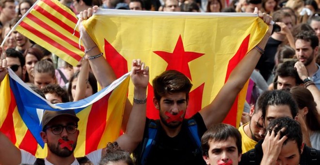 Miles de estudiantes se manifiestan en el centro de Barcelona. EFE/Juan Carlos Cárdenas