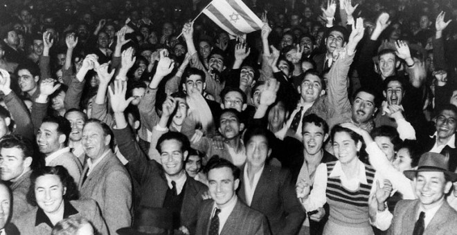 Foto del 29 de noviembre de 1947 de ciudadanos de Tel Aviv que celebran la decisión de las Naciones Unidas sobre la partición de Palestina. AFP